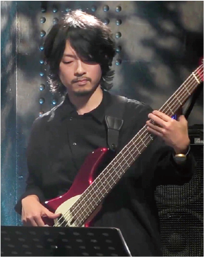 ベースを弾く河野 友弥さんの写真