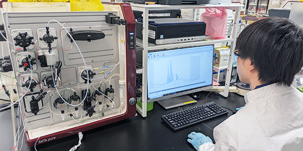 蛋白化学研究室での実験風景